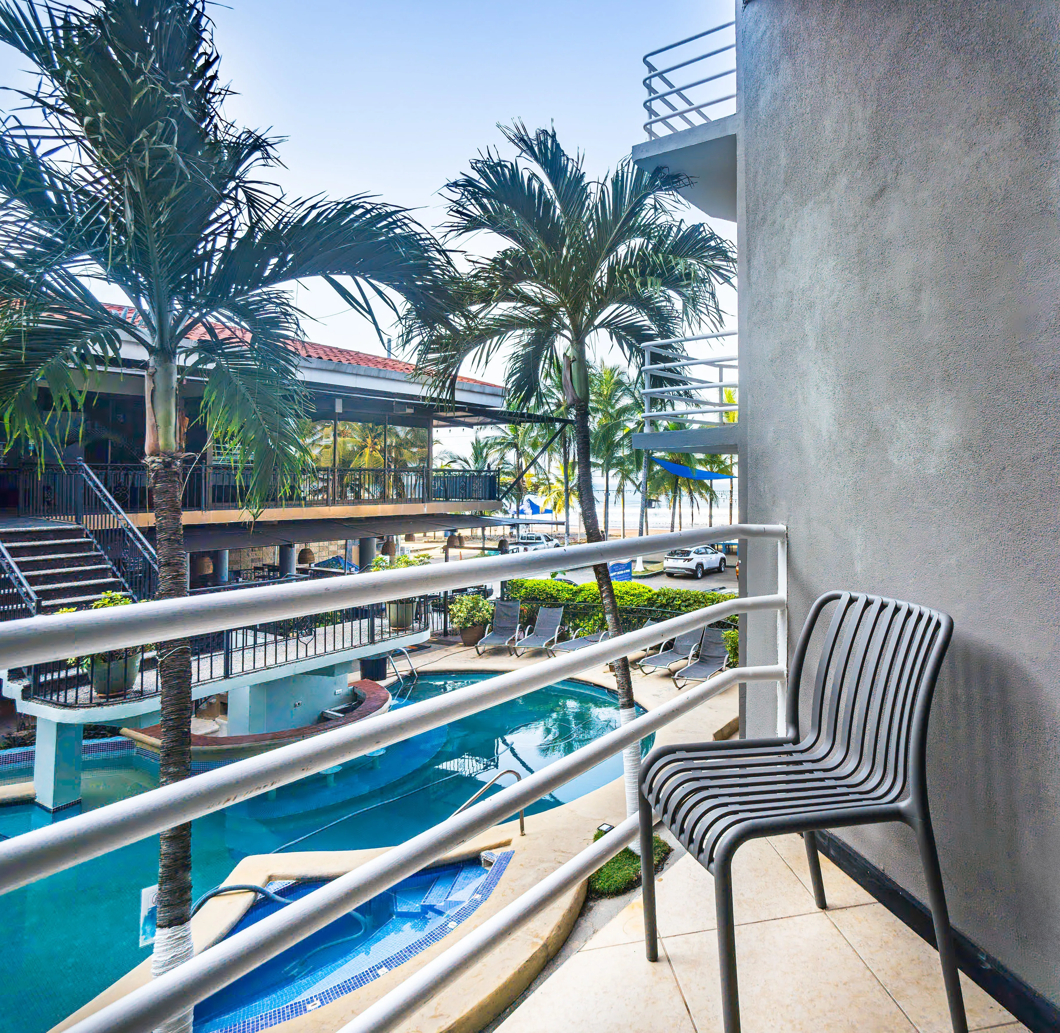 Balcón con vista a la piscina en Paradise Jacó
